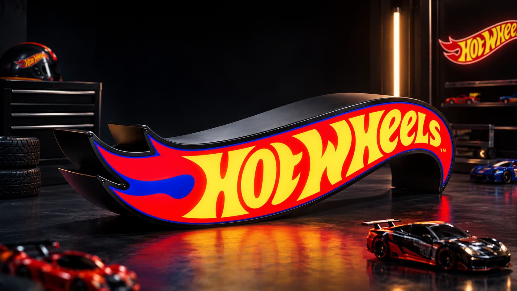 Hot Wheels ışıklı logo kutusu, karanlık garajda
