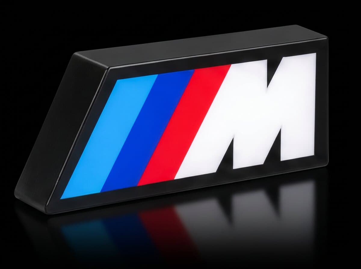 BMW M Işıklı Logo Kutusu, açılı görünüm