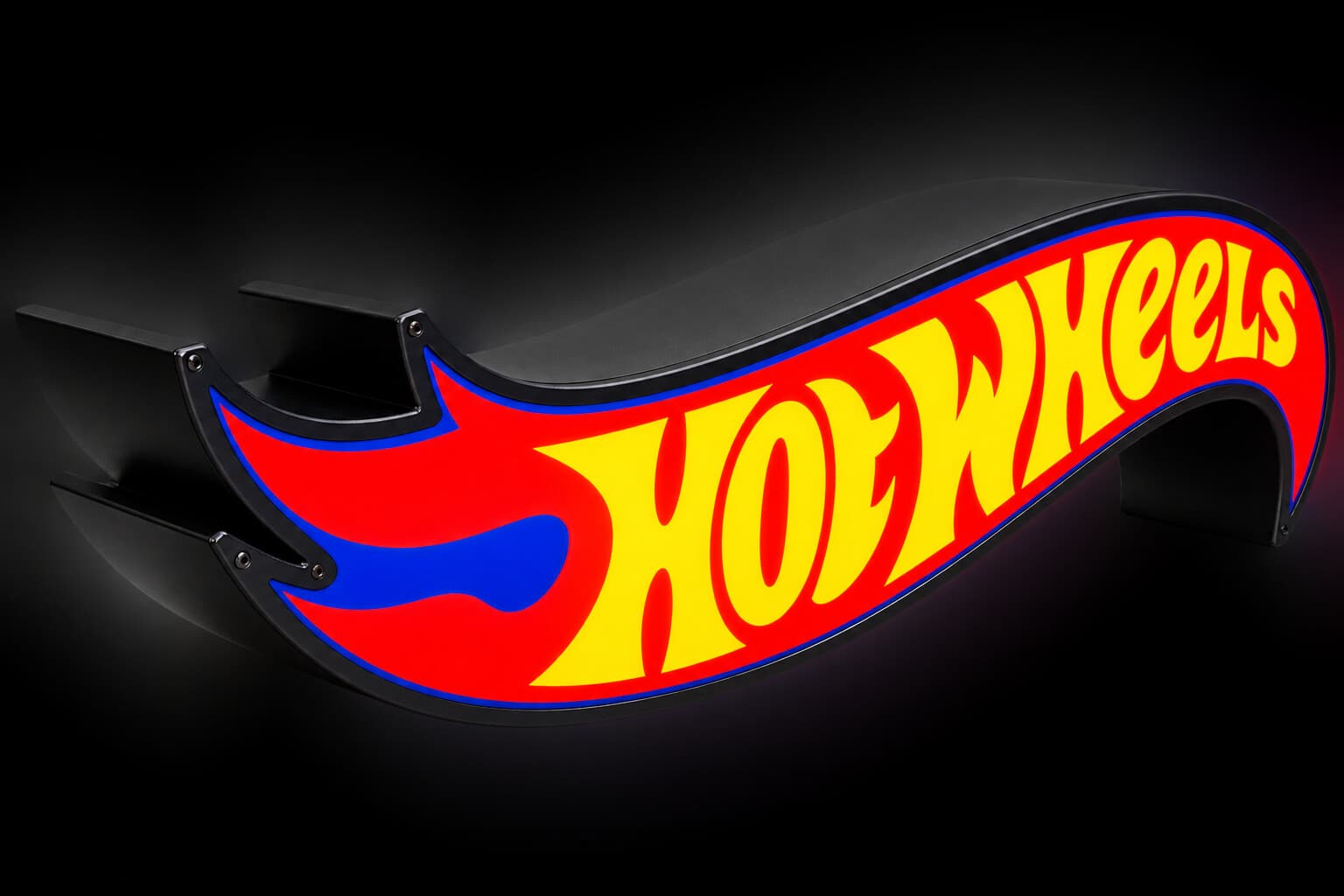 Hot Wheels ışıklı logo kutusu, karanlıkta